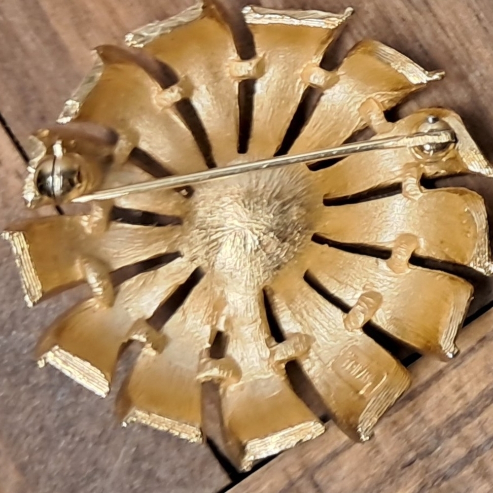 Elegant Gold and Pearl Costume Brooch - Picture 5 of 6